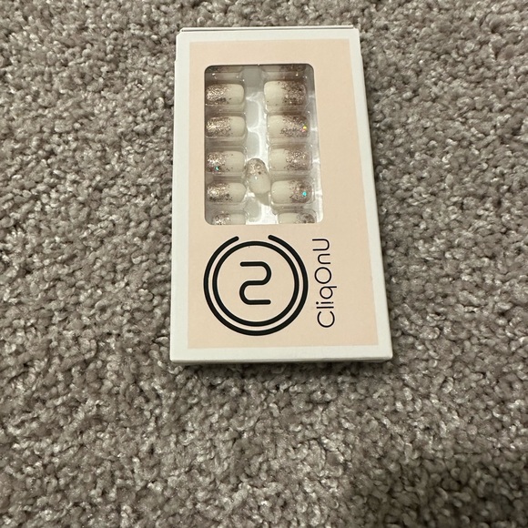Cliqonu press on nails comes with glue I. Each pack - Picture 3 of 6